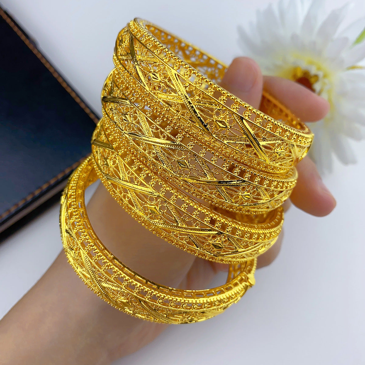 Renevo Hot Selling Dubai Gold Bangles Buckle Open-Ended Bracelet Not Easy to Fade Factory in Stock