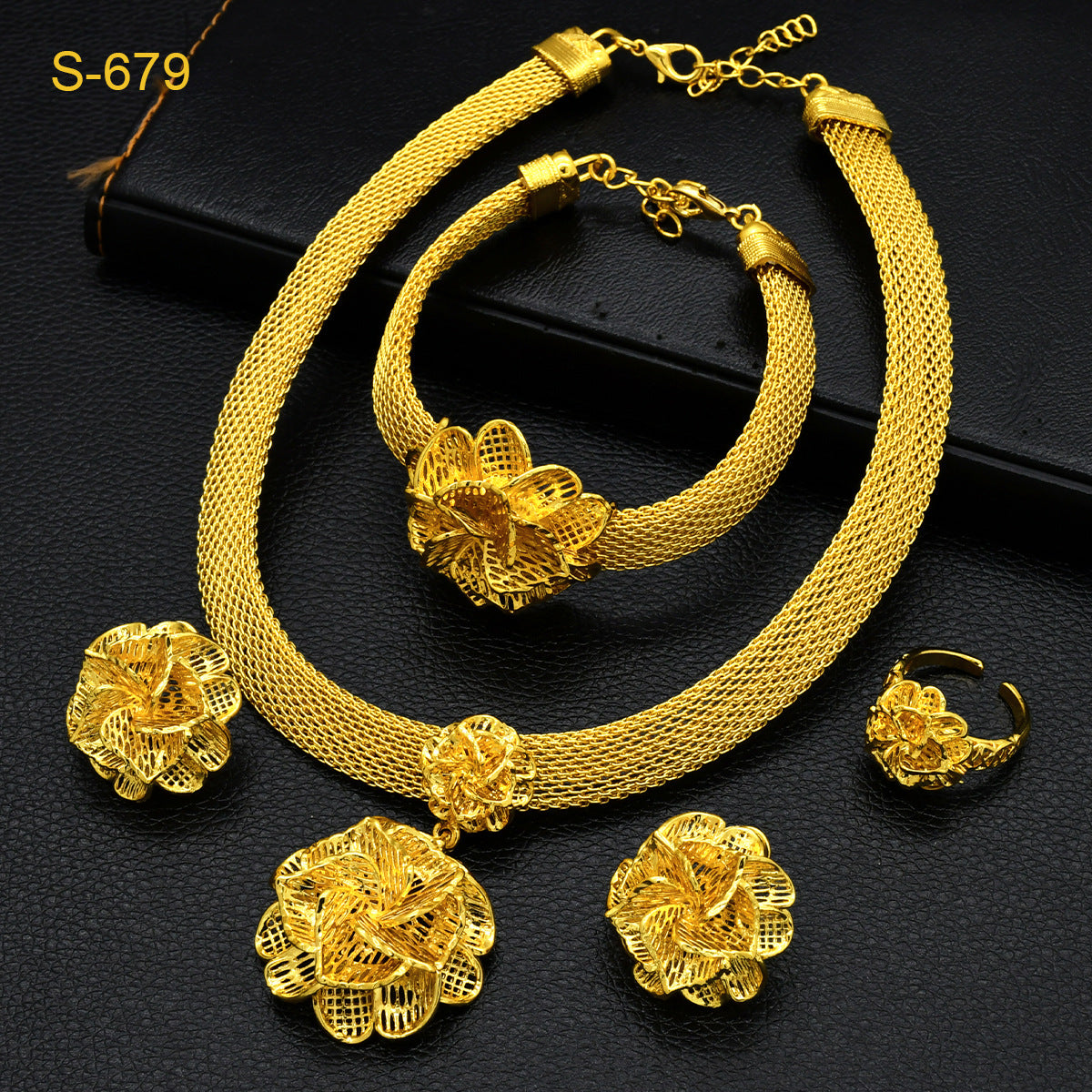 Renevo Hot Selling Dubai Gold Jewelry Middle East Women's Necklace Earring Ring Bracelet Not Easy to Fade Four-Piece Set in Stock