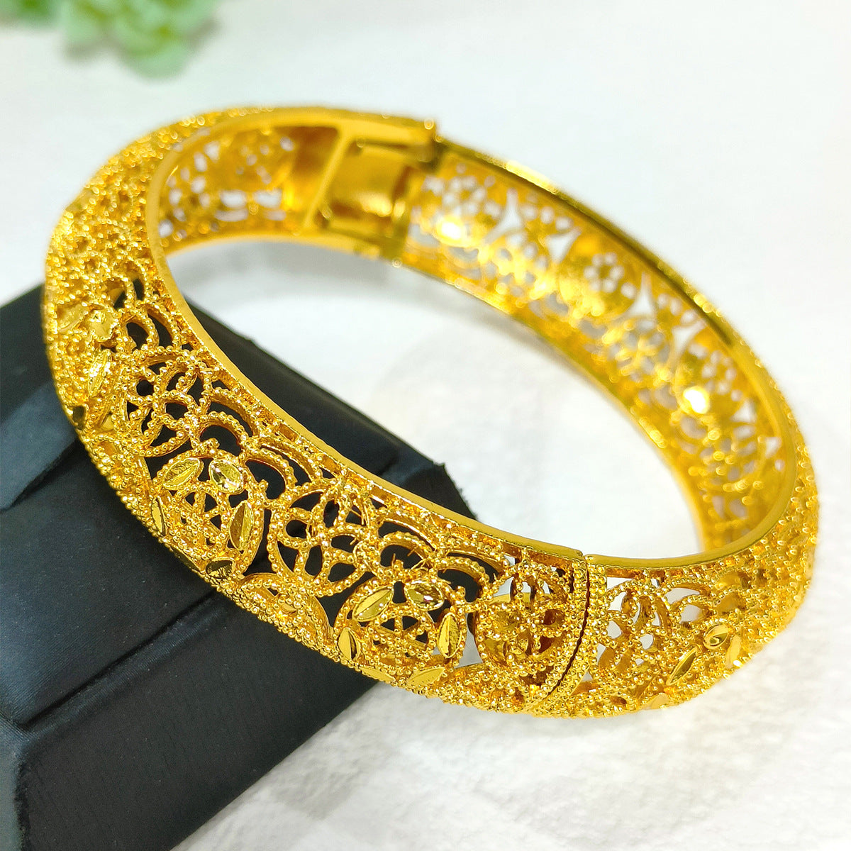 Renevo Middle East Dubai Copper Alloy Bracelet Hot Selling Ladies Alluvial Gold Bracelet Bangles Source in Stock Lot